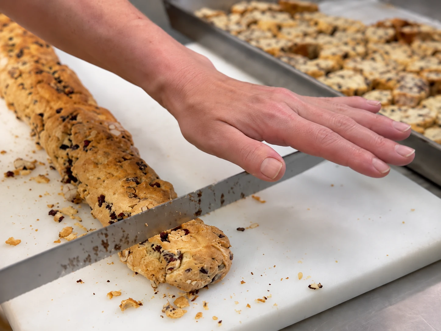 La preparazione dei tozzetti fatti in casa nella cucina della Tavernetta